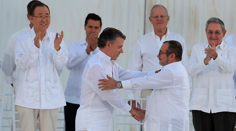 Juan Manuel Santos y Rodrigo Londoño saludaron la firma del acuerdo.