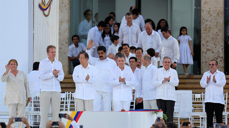 El presidente de Colombia, Juan Manuel Santos, aplaude junto otros jefes de Estado al inicio de la ceremonia. 