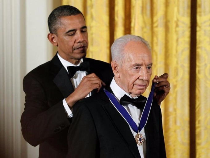 Barack Obama entrega medalla de la Libertad a Shimon Peres, en 2012.