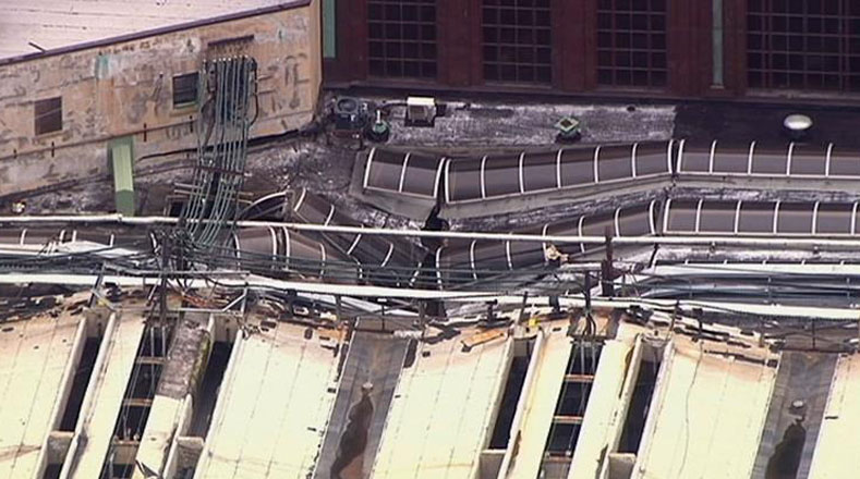 El techo de la estación ferroviaria se desplomó por el impacto.