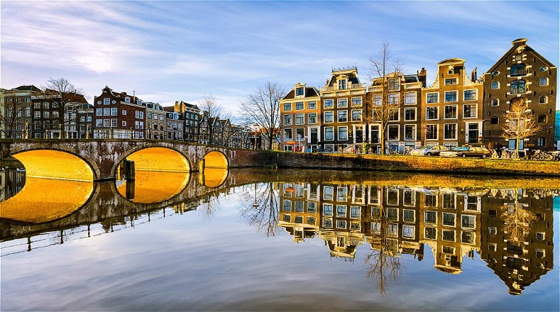 Holanda es otro de los países más felices del mundo por sus tulipanes en primavera, bicicletas en verano, cultura en otoño y patinaje sobre los canales helados en invierno.