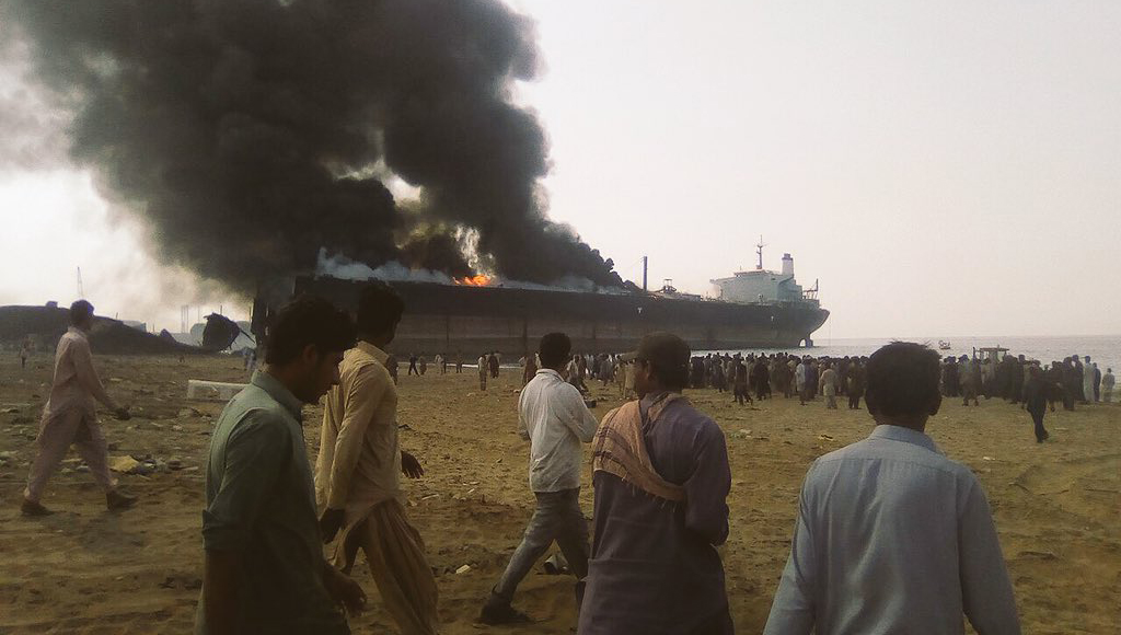 Varias explosiones provocaron el incendio ocurrido en un buque.