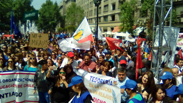 Miles de trabajadores rechazan la propuesta del Gobierno.
