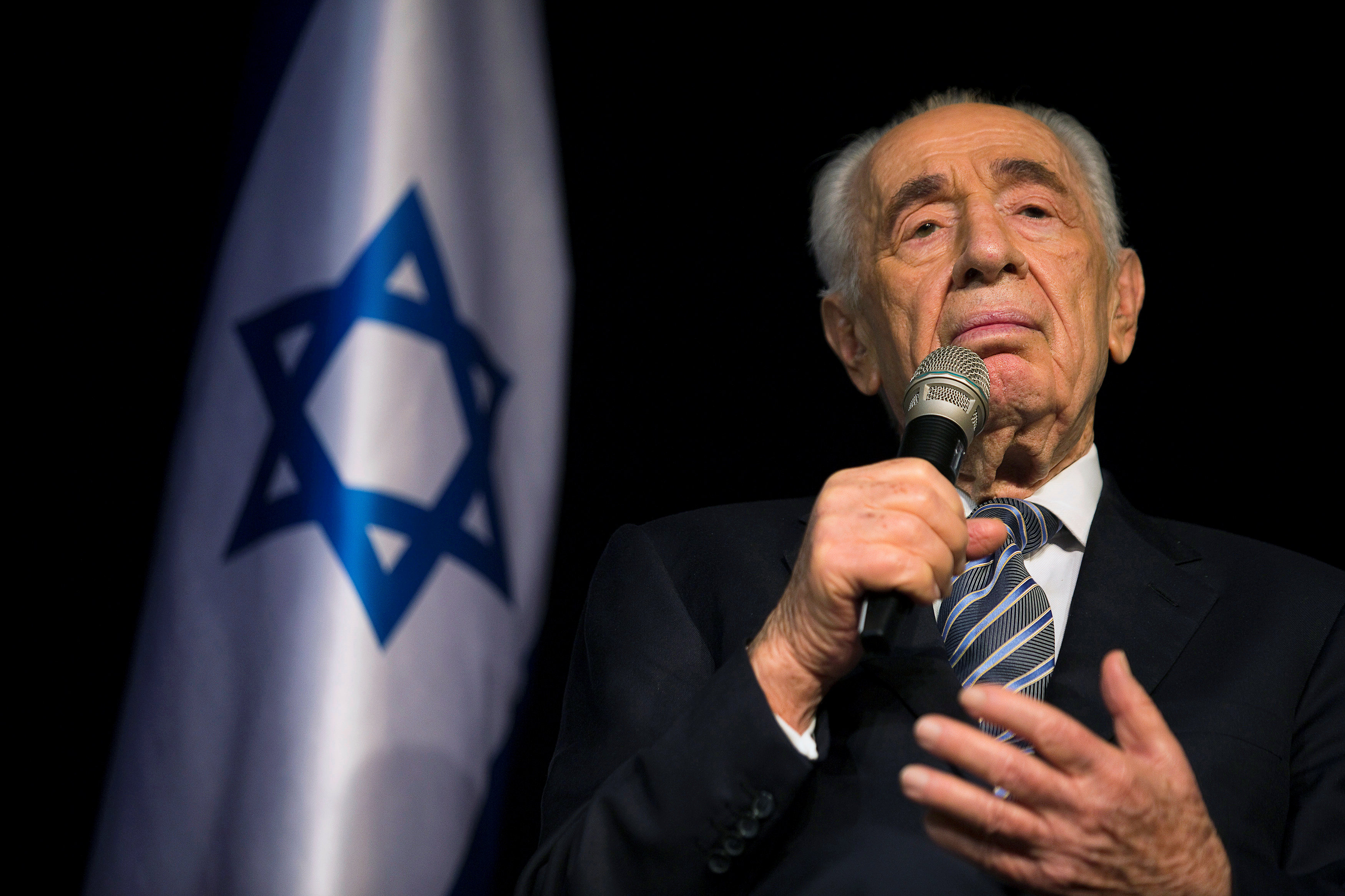 Peres fue uno de los arquitectos de un acuerdo de paz provisional entre israelíes y palestinos en 1993, conocido como Acuerdos de Oslo, y por ello ganó el Nobel de la Paz en 1994.