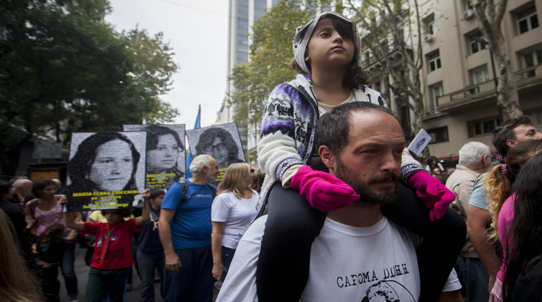 Padres marcharon con sus hijos para rendir honor a los caídos durante la dictadura argentina. 