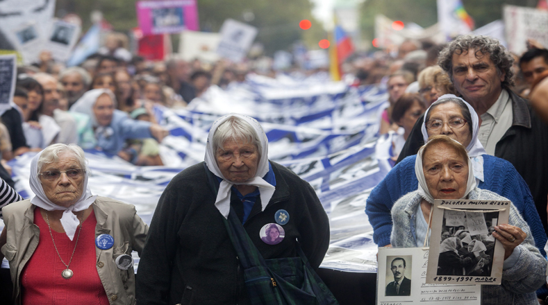 Personas de todas la edades caminaron por la capital argentina en honor a las víctimas de la dictadura militar ocurrida hace 39 años. 