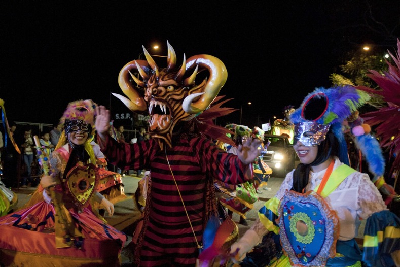 uerguistas participan en el segundo día de carnaval la Travesía Caribeña, en Merida, del estado de Yucatán, México