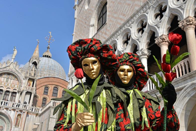  Personas disfrazadas participan en el evento "El Vuelo del Aguila", como parte del Canaval de Venecia, en Venecia, Italia, el 15 de febrero de 2015.
