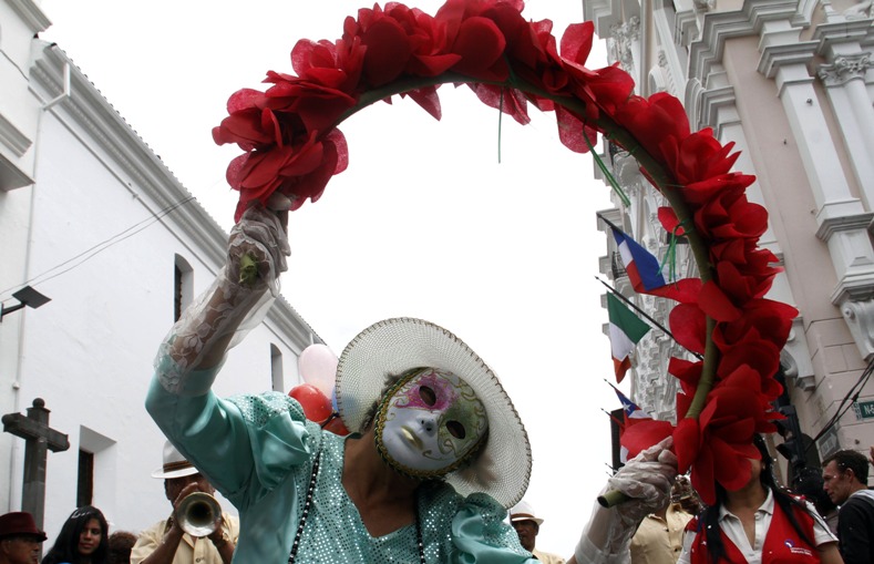 Una mujer disfrazada participa en un desfile durante el segundo día del Carnaval de Ecuador 2015, en Quito