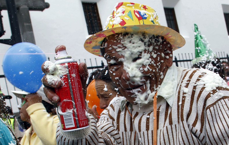 Un hombre lanza espuma en un desfile durante el segundo día del Carnaval de Ecuador 2015, en Quito, capital de Ecuador