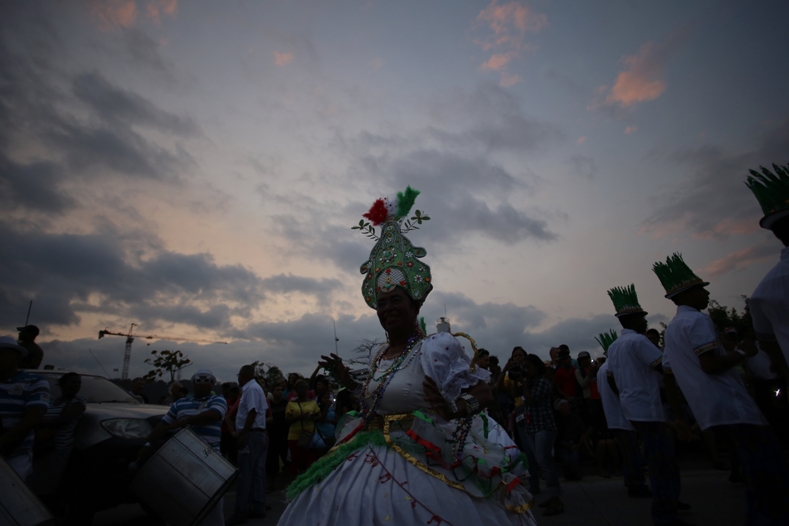  Una bailarina participa en un desfile durante la celebración del Carnaval, en la Ciudad de Panamá, capital de Panamá