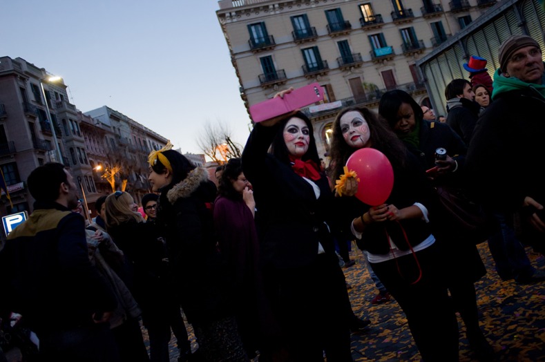  Mujeres disfrazadas se toman un autorretrato durante "La Taronjada", una celebración del Carnaval que se lleva a cabo en Barcelona, España