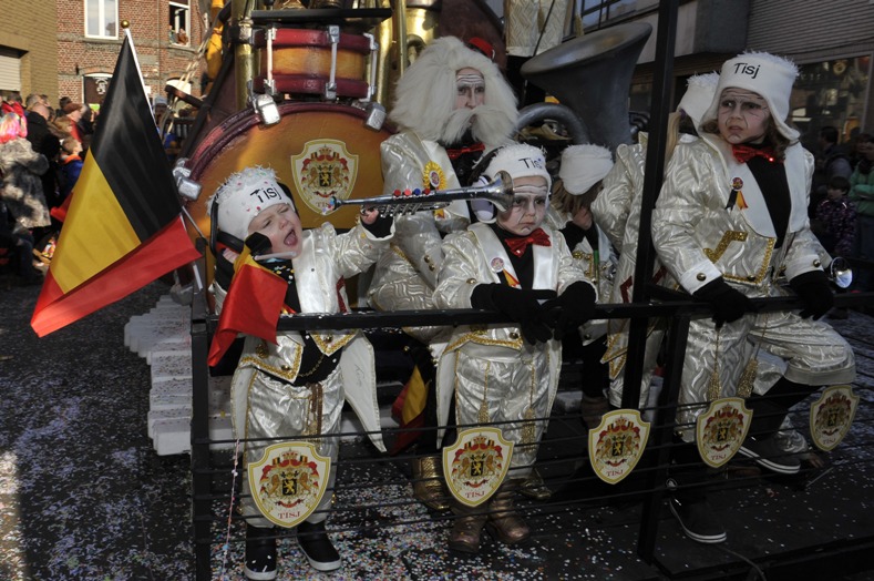 Juerguistas participan durante el 87 desfile del Carnaval, en Aalst, a unos 30km al noroeste de Bruselas, capital de Bélgica