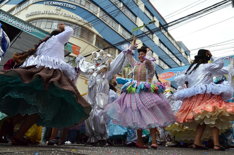 Residentes participan en el desfile del Carnaval de La Paz, llevado a cabo en La Paz, Bolivia