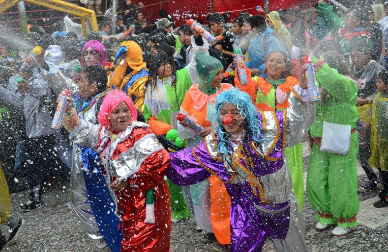  Residentes participan en el desfile del Carnaval de La Paz, llevado a cabo en La Paz, Bolivia