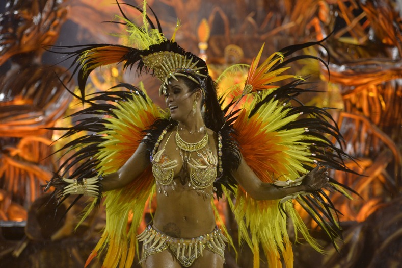 Una bailarina participa durante el desfile de la escuela de samba "Unidos do Viradouro" en la primera noche de presentaciones de las asociaciones del Grupo Especial del Carnaval de Río de Janeiro, en el Sambódromo Marqués de Sapucaí, en Río de Janeiro, Brasil