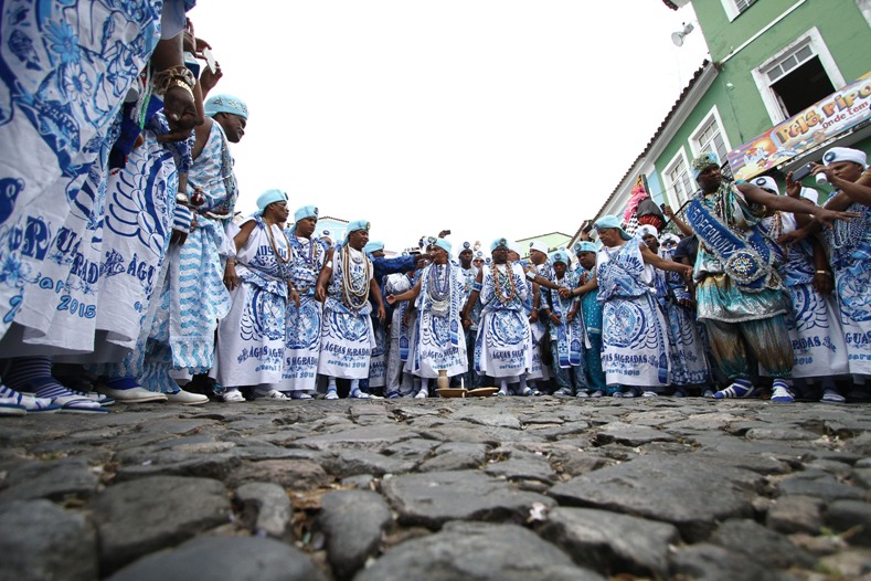Miembros del bloque Hijos de Gandhi, desfilan en las calles del barrio Pelourinho, en el marco del Carnaval 2015