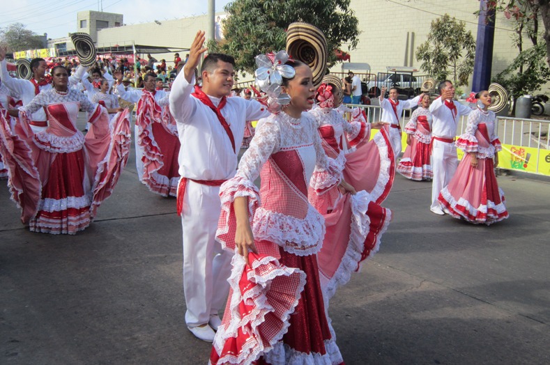 Personas participan durante un desfile en el Carnaval de Barranquilla, en el Cumbiódromo de Barranquilla