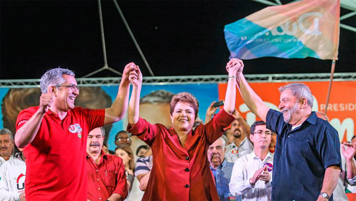 La candidata a la presidencia, Dilma Rousseff (centro), candidato a gobernador de Sao Paulo, Alexandre Padilha (izquierda) y el ex presidente Lula (a la derecha) durante el mitin en Campo Limpio.