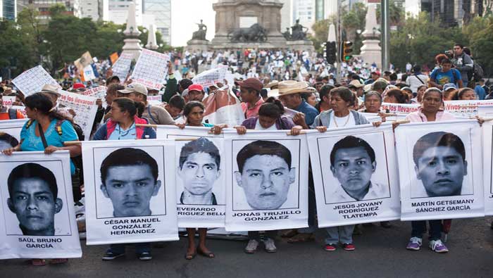 Manifestantes exigen que los 42 estudiantes desaparecidos sean presentados con vida