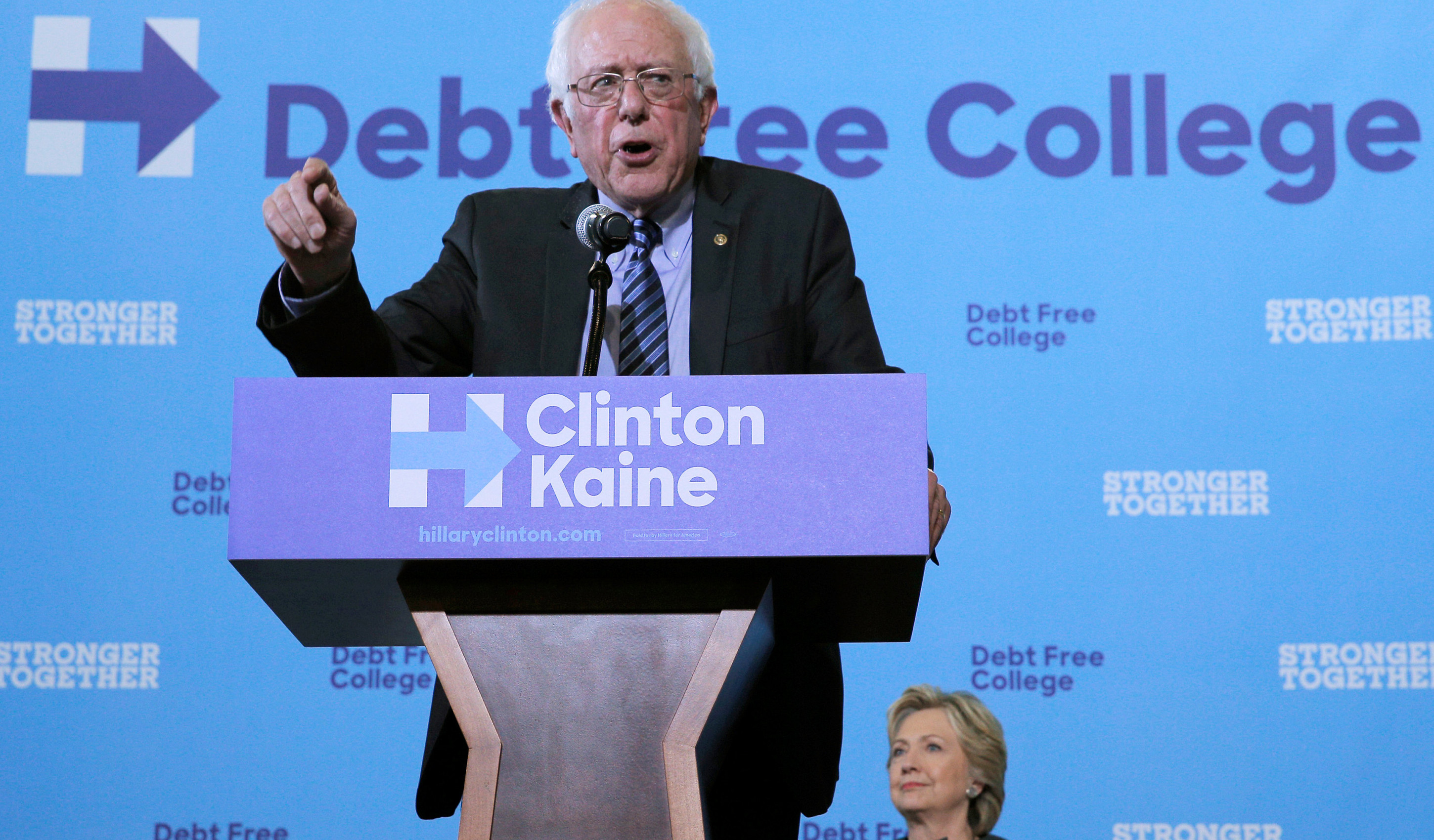 Bernie Sanders desarrolla activamente campaña por Clinton.