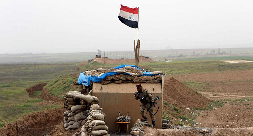 Las fuerzas iraquíes izó la bandera de su país tras lograr el triunfo.