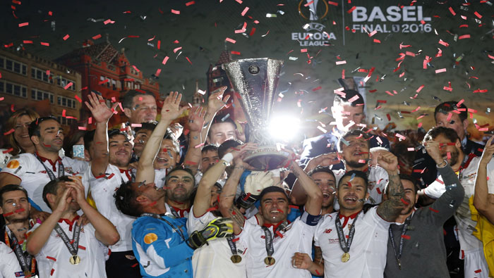 Los jugadores del Sevilla FC levantan la copa tras vencer al Liverpool por 1-3 en la Final de la Liga Europa.