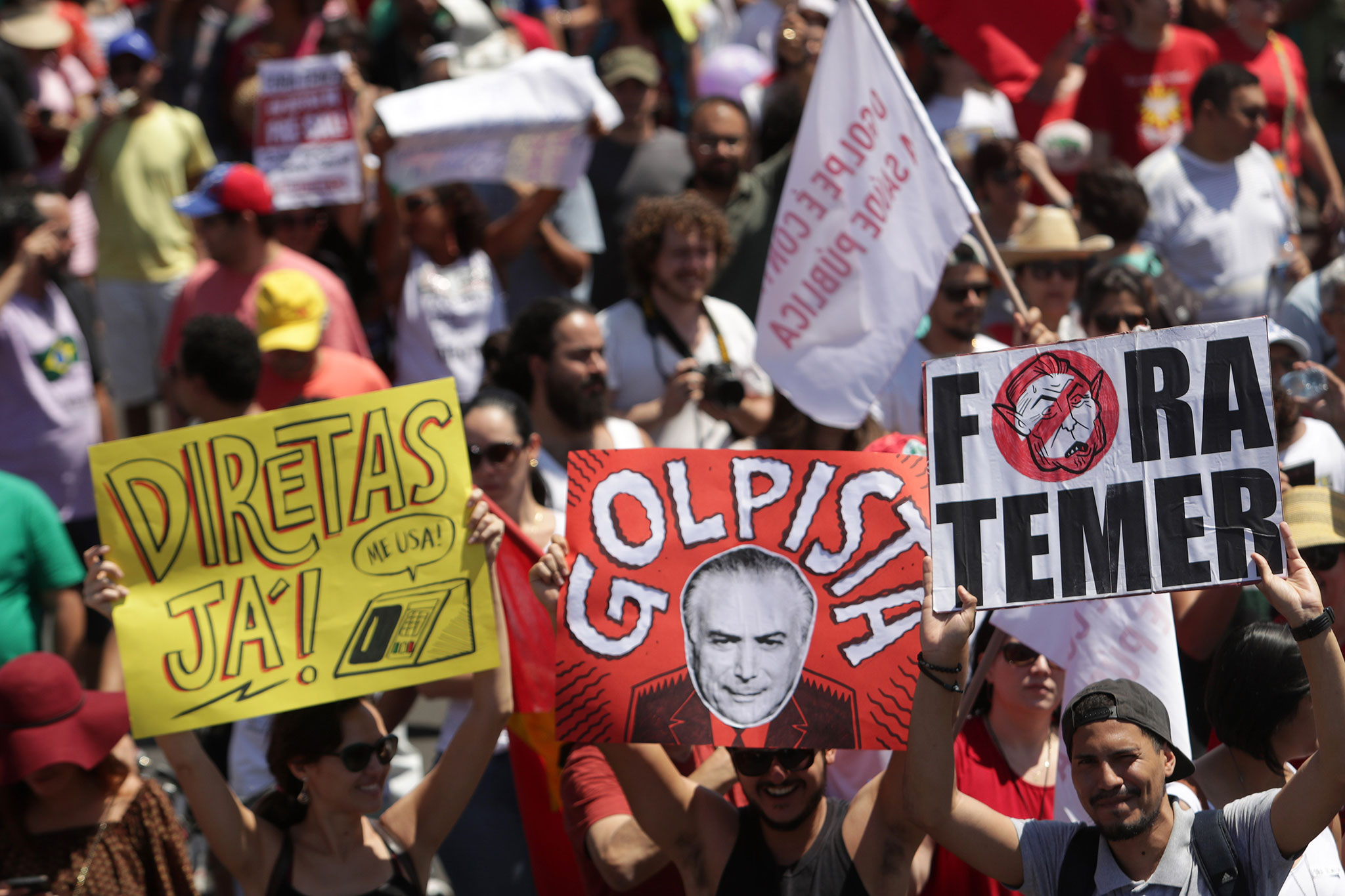Senadores del Partido de los Trabajadores (PT) de Brasil denunciaron la campaña ante el Ministerio Público de la Federación.