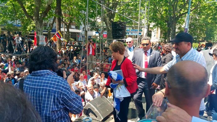 Dilma Rousseff se reúne con movimientos populares en Uruguay.