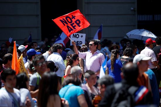 Decenas de chilenos salieron a las calles para exigir el fin del sistema privado de pensiones vigente en el país desde la dictadura de Pinochet.
