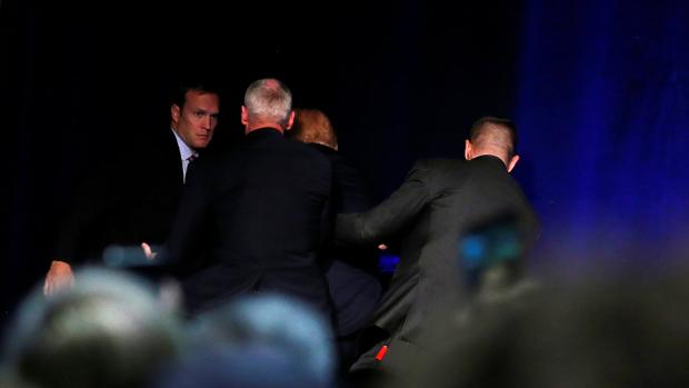 Agentes del Servicio Secreto retiran a Donald Trump del escenario durante un mitín en Nevada.