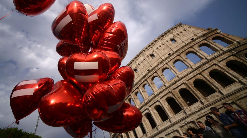 Italia es el último país de Europa occidental en reconocer legalmente las relaciones del mismo sexo, tras permitir las uniones civiles homosexuales el mes pasado.