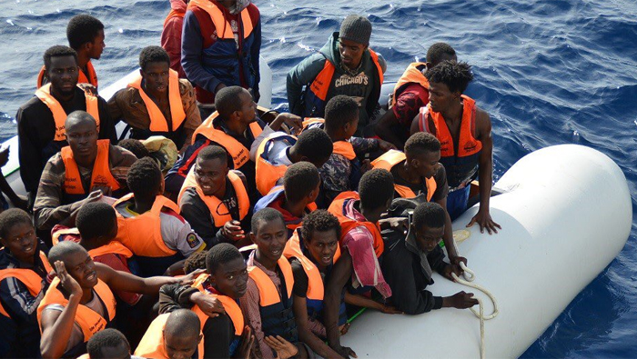 Los refugiados fueron avistados cuando viajaban en una precaria embarcación de caucho.
