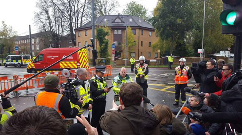 Momento en que el jefe de la Policía de Transporte Británica, Robin Smith, informaba a los medios sobre el incidente que dejó cinco muertos.