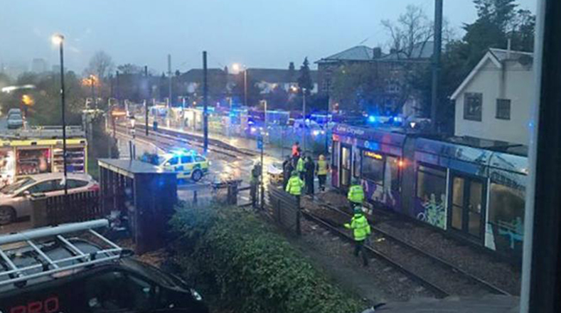 La fotografía facilitada por el Servicio de Ambulancias de Londres muestra el escenario del descarrilamiento.