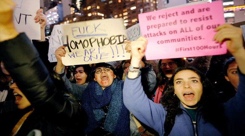  Varias personas también protestaron contra el republicano presidente electo Donald Trump en el barrio de Manhattan, en Nueva York.