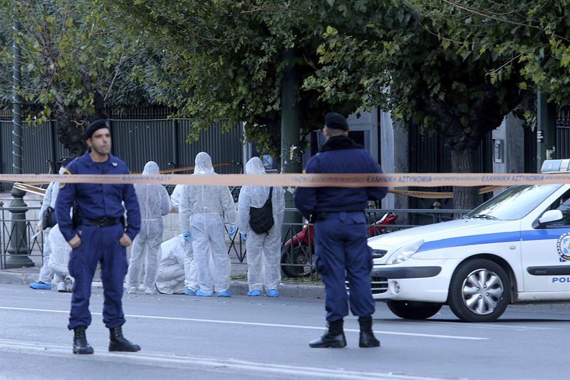 La policía cerró el paso a la zona a las puertas de la Embajada de Francia en Atenas, después del ataque terrorista.