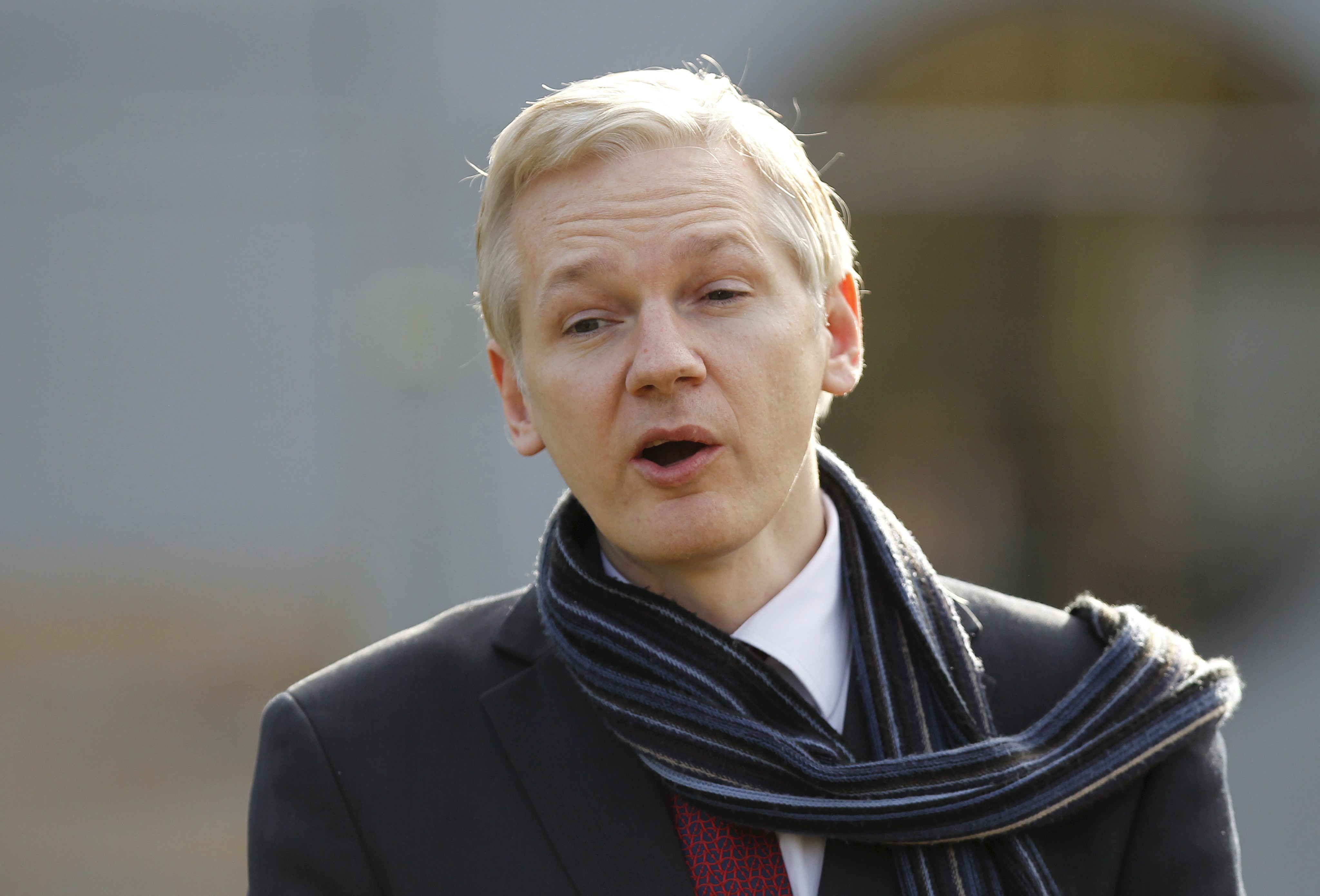 A pesar de que Assange cuenta con el asilo de Ecuador, Londres ha rechazado otorgarle un salvoconducto diplomático para llegar a Quito y la policía británica vigila las 24 horas la embajada con la finalidad de arrestarle si pone un pie en la calle.