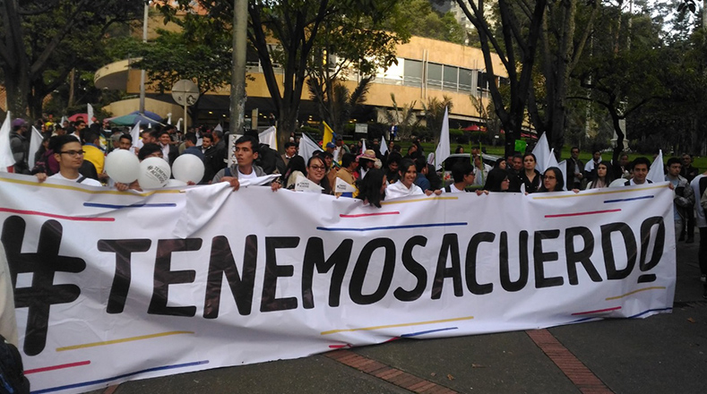 Los manifestantes salieron desde el Planetario ubicado en la ciudad de Bogotá y recorren parte del centro histórico.
