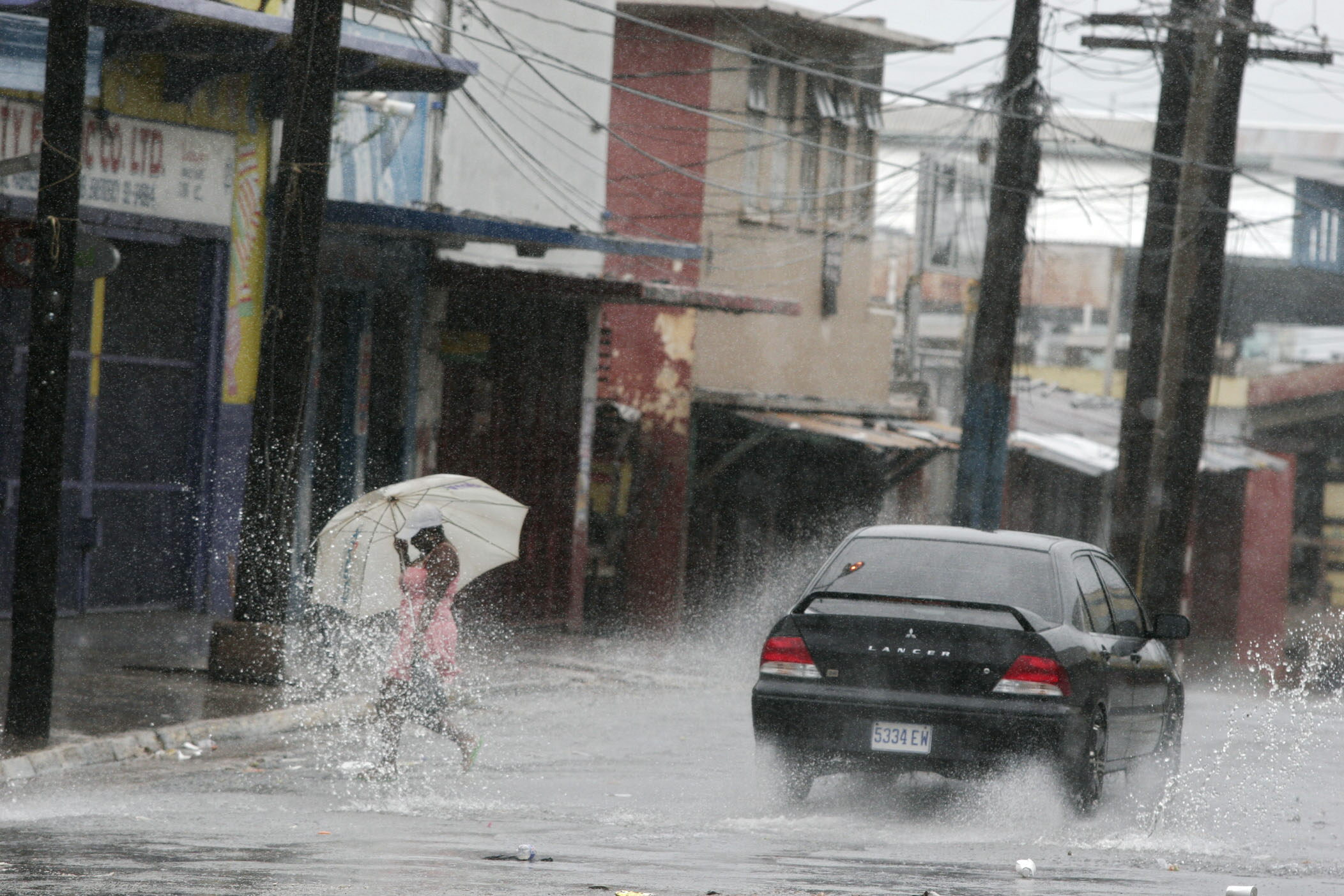 La permanencia en el Mar Caribe del sistema de baja presión durante los próximos días ocasionará fuertes lluvias en el Pacífico sur del país, según el pronóstico del Instituto Meteorológico Nacional (IMN).