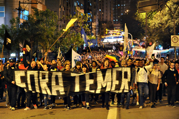 Por salarios, contra las privatizaciones y en defensa del petróleo, el pueblo brasileño no abandona la calle