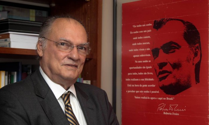 Freire fue miembro del Partido Comunista Brasileño (PCB) en 1992 y ha sido adversario político del expresidente Lula da Silva y Dilma Rousseff 2011-2015