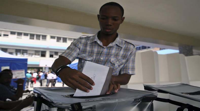 Desde antes de la apertura de los centros electorales se reportaban colas de ciudadanos esperando para ejercer su derecho al voto. 