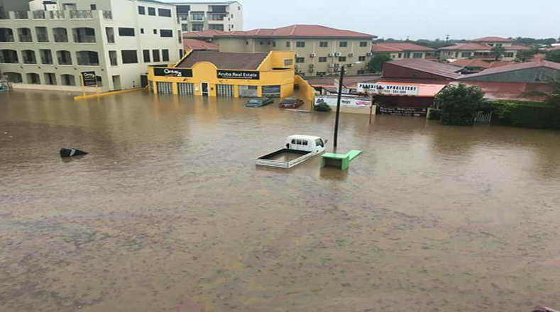Las fuertes lluvias ocasionaron daños en Palm Beach y Madiki, según la Cruz Roja de Aruba que ha desplegado más de 40 voluntarios este domingo para atender un total de 53 casas que han sufrido  daños.