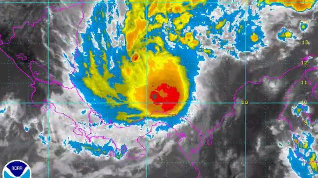 La tormenta se encuentra a unos 300 kilómetros al estenoreste de Puerto Limón (Costa Rica) y a cerca de 375 kilómetros al estesureste de Bluefields.