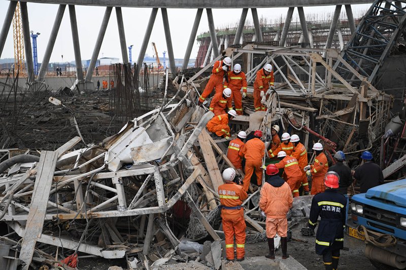 Accidente en una plataforma de una torre de refrigeración de una central termoeléctrica en China.