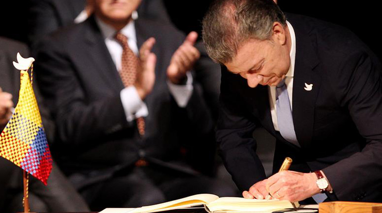 Tanto Santos como "Timochenko" utilizaron un "balígrafo" para firmar el nuevo acuerdo.