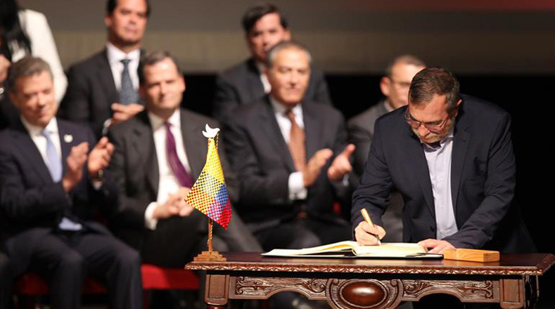 Rodrigo Londoño durante la firma nuevamente pidió "perdón" a las víctimas del conflicto armado. 