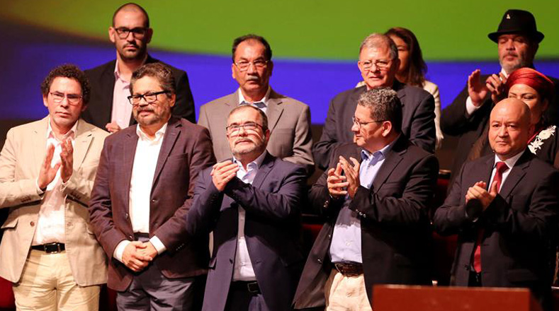 De izquierda a derecha, los líderes de las FARC-EP, Pastor Alape, Iván Márquez, Rodrigo Londoño, Pablo Catatumbo y Carlos Antonio Lozada.