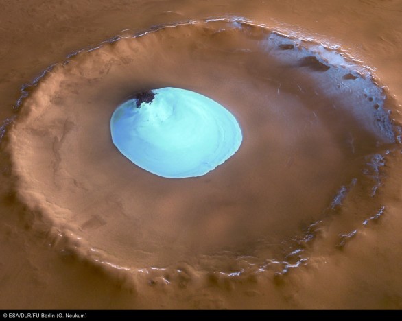 El depósito de hielo abarca latitudes de 39 a 49 grados dentro de las llanuras. Representa menos del 1 por ciento de todo el hielo de agua conocido en Marte.